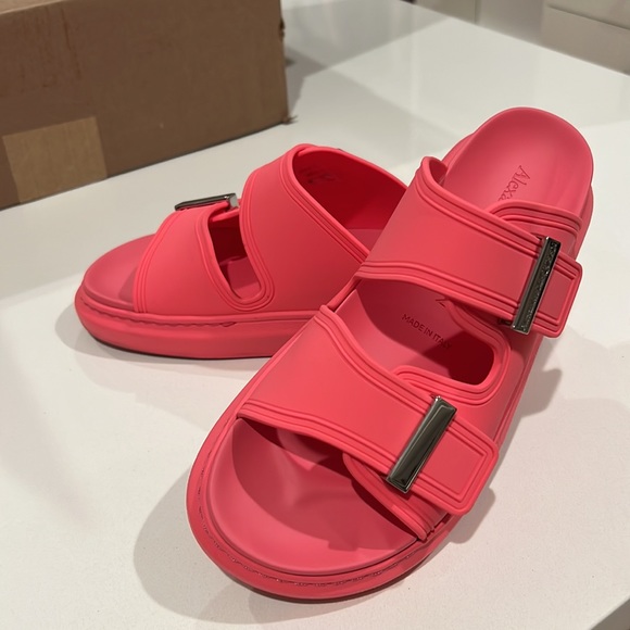 Alexander McQueen Two-Band Rubber Slides - Picture 5 of 5